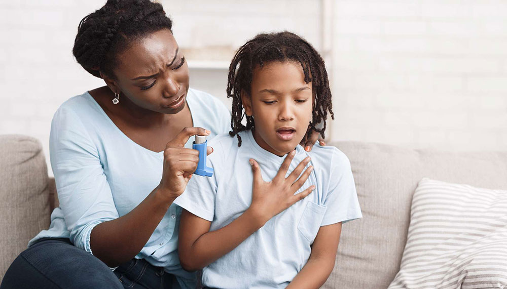 Femme aidant sa fille en crise d'asthme