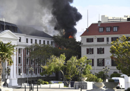 Le Parlement sud-africain en feu