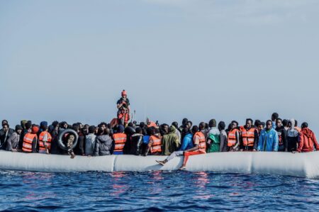 Des migrants africains traversant la méditerranée