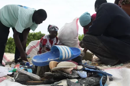 Une entreprise kényane recycle les sandales en tong pour en faire des objets d'arts