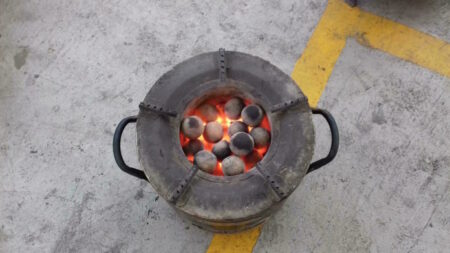 Kenya : Des excréments humains transformés en charbon Des excréments transformés en charbon au Kenya