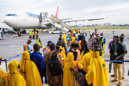 Le vol de la première vague de pèlerins au hadj a décollé