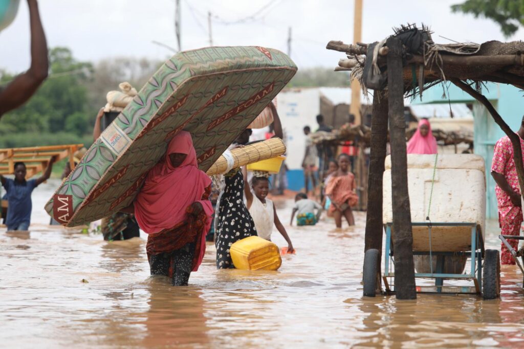 Les eaux envahissent le Niger depuis des jours. Ce début de saison des pluies a fait une dizaine de morts et plus de 1600 sinistrés. Les autorités s'activent pour mettre à l'abri les populations.