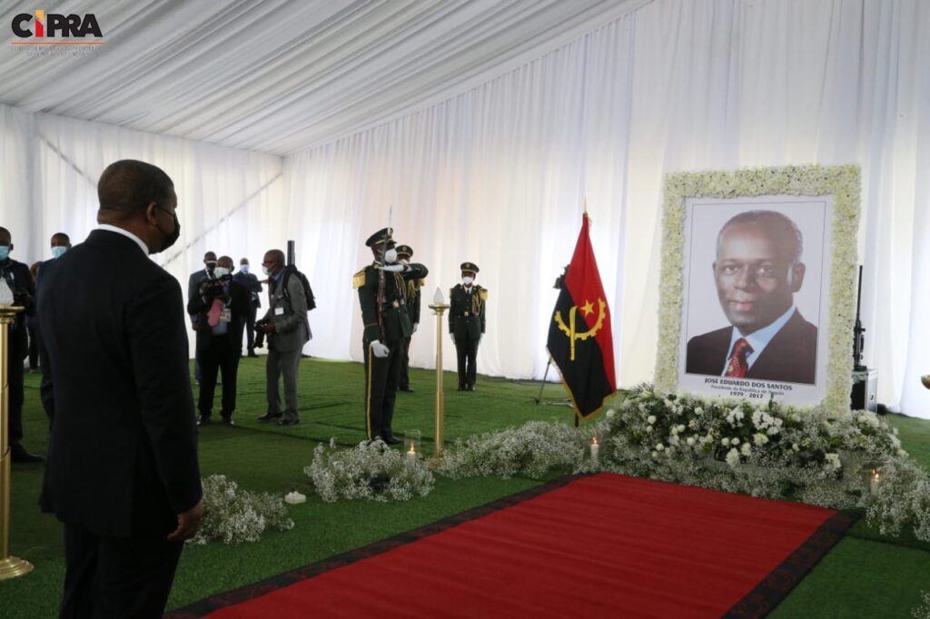 Le président angolais rend hommage à José Eduardo dos Santos