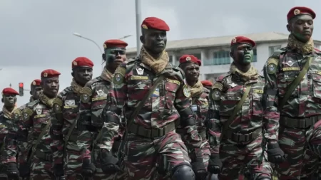 Côte d’Ivoire : Le gouvernement sous le feu des critiques dans l’affaire des 49 soldats détenus au Mali. L'opposition et la société civile ivoiriennes critiquent la mauvaise gestion du dossier des 49 soldats ivoiriens qui sont en détention au Mali depuis plusieurs jours.