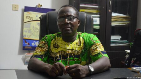 La légalisation de l'avortement à travers la loi No 2021-12 modifiant et complétant la loi 2003-04 du 3 mars 2003 relative à la santé sexuelle et à la reproduction en République du Bénin, a été une forte décision prise par les députés de la 8è législature. Cette nouvelle loi stipule désormais que le recours à l'IVG (Interruption Volontaire de Grossesse) à la demande d'une femme enceinte peut être autorisé. Les conditions de déroulement de la pratique sont aussi bien définies par la nouvelle loi en vigueur. Malgré cet arsenal mis en place par le législateur, l’accès facile à l’avortement sécurisé peine à prendre et se trouve heurter à certaines valeurs socio-culturelles.