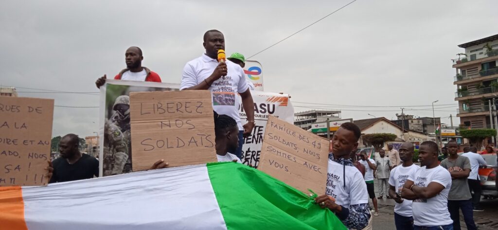 A l’appel de l’organisation politique CONASU (Coalition Nationale pour le Sursaut), des centaines de personnes ont défilé ce mardi 20 septembre dans la ville portuaire d'Abidjan. Elles ont exprimé leur soutien aux 46 soldats ivoiriens détenus par le Mali voisin et exigé la libération immédiate de ces derniers.