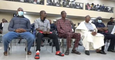 Le procès de l'ancien président Moussa Dadis Camara et de 10 autres anciens responsables politiques et militaires s’est ouvert ce mercredi 28 septembre en Guinée. Ils sont accusés d’avoir ordonné il y a 13 ans, le massacre du mercredi 28 septembre 2009 au stade de Conakry. Selon une enquête mandatée par l’ONU, 156 personnes ont été tuées, au moins 109 femmes violées et des centaines de personnes blessées. L’audience a été suspendue juste après des questions de forme et devra reprendre le 4 octobre prochain.