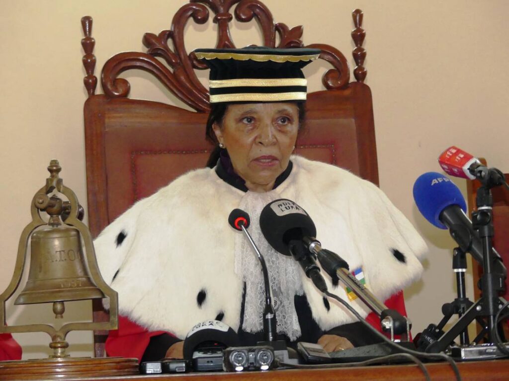 Précédemment saisie par  la plateforme de l’opposition BRDC (Bloc républicain de défense de la Constitution), la Cour constitutionnelle est attendue d’ici fin septembre pour rendre une importante décision. L’institution doit statuer sur la requête contre le décret présidentiel créant une commission de rédaction d’une nouvelle Constitution du pays. Selon l’opposition, ses membres sont visés par des manifestations et des menaces, qui font peser une pression sur l’institution.