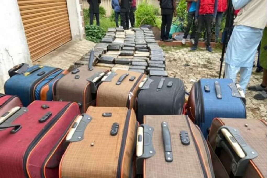 L'agence antidrogue nigériane a annoncé ce lundi 19 septembre avoir saisi une quantité record de 1,8 tonne de cocaïne dans un entrepôt de Lagos. La valeur marchande de cette importante cargaison de stupéfiants est de 278 millions de dollars. Selon les responsables de l’agence, cette quantité de drogue est probablement la plus grande saisie dans le pays.