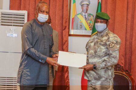 Mali-Côte d’Ivoire : Bamako plus exigeant dans le dossier des 46 militaires ivoiriens Alors que beaucoup d’observateurs espéraient une amélioration des relations entre Bamako et Abidjan, après la libération de trois des 49 militaires ivoiriens arrêtés, c’est toute une autre surprise qui est servie par la junte malienne au pouvoir. Dans un communiqué rendu public ce vendredi 09 septembre à l’issue d’une rencontre entre le président de la Transition, le colonel Assimi Goïta et une délégation officielle nigériane venue notamment plaider le cas des 46 militaires ivoiriens toujours détenus, Bamako a exigé du gouvernement ivoirien certaines conditions qui pourraient contribuer au dénouement heureux de la situation.