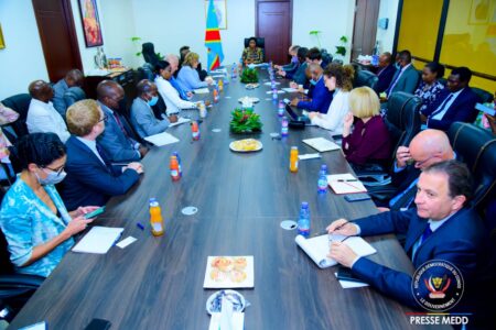 RDC : Les travaux préparatoires de la COP27 prennent fin ce mercredi 7 septembre Il se tient depuis ce lundi 05 septembre 2022 en République Démocratique du Congo, une rencontre des scientifiques du monde entier sur le climat. Soutenues par l’Egypte, ces assises de trois jours se tiennent en prélude à la COP27. C’est la localité de Yangambi dans la province de la Tshopo qui abrite cet évènement international.