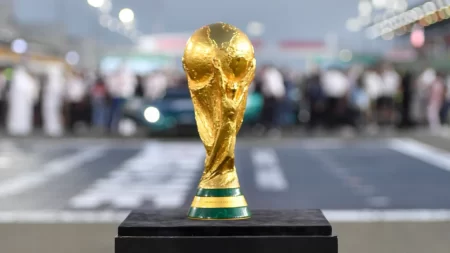 Coupe du Monde 2030 : Égypte-Grèce-Arabie saoudite en alliance pour décrocher l’organisation L’Egypte a annoncé ce vendredi 9 août 2022, être en consultations avec la Grèce et l’Arabie saoudite. L’objectif est de présenter une candidature commune pour l’organisation de la Coupe du monde 2030, rapporte le journal L’Equipe.
