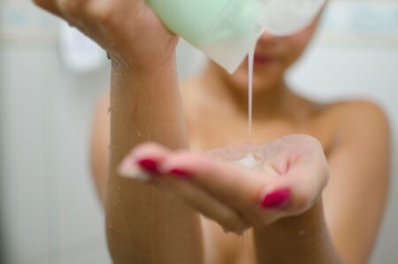 Santé : La douche vaginale, un danger pour les femmes La douche vaginale est une pratique d’hygiène intime pour maintenir la flore vaginale saine et éviter les infections. Mais depuis quelques années, une multitude de produits de toilette ont inondé les marchés et des pratiques sont de plus en plus développées pour rendre coûte que coûte le vagin plus propre. Obsession, illusion ou manque d’informations, cette quête effrénée de propreté intime, expose toutefois les femmes à de nombreuses infections et au cancer de l’ovaire. Quel que soit donc le motif, la douche vaginale est dangereuse pour l’équilibre de la flore vaginale des femmes.