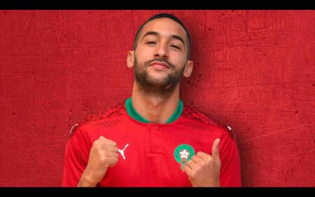 Le nouveau sélectionneur de l’équipe nationale du Maroc, Walid Regragui, a fait appel aux services d’Hakim Ziyech à quelques jours de deux matches préparatoires de la coupe du monde 2022. La nouvelle est tombée ce lundi 12 septembre 2022, alors que l’actuel milieu de terrain de Chelsea (Angleterre) n’a plus fait d’apparition sous les couleurs nationales il y a 16 mois. Comme Ziyech, le milieu Younès Belhanda et le latéral Noussaïr Mazaroui, tous en froid avec l’ex-coach des Lions de l’Atlas, Vahid Halilhozic, sont également rappelés en sélection.