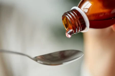 Paracetamol in syrup form is suspended until further notice in Gambia. This was decided by the country's health authorities after several children died of acute kidney failure in recent weeks. Analysis of the patients' stools revealed the presence of Escherichia coli bacteria. One of the potential causes under investigation is paracetamol syrup.
