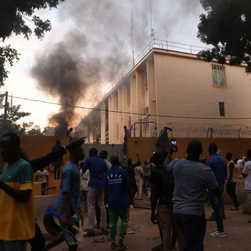 Plusieurs manifestants étaient dans les rues de Ouagadougou ce mardi matin. Ces derniers, hostiles à la venue de la mission de la CEDEAO au Burkina ce jour même, ont bloqué le Boulevard Mouammar Kadhafi ainsi que plusieurs voies d’accès. Ces mouvements d’humeur se notent dans la capitale, malgré les injonctions du nouvel homme fort du Burkina Faso, le capitaine Ibrahim Traoré, interdisant toutes formes de manifestations contre les émissaires de l’institution sous régionales.