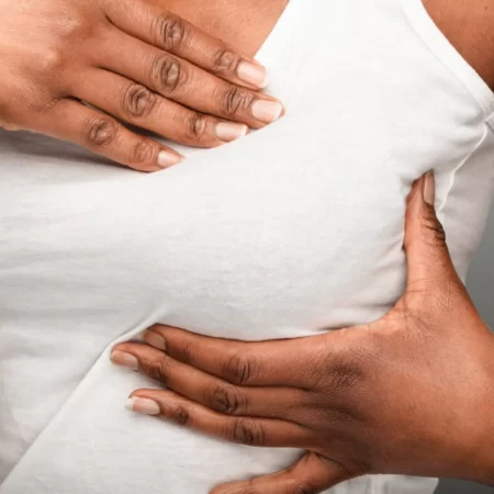 Breast cancer: Prevention through self-palpation, a simple gesture that saves lives Since Saturday 1 October 2022, the international community has been celebrating the 29th edition of Pink October. This event, which ends on Monday 31 October, is dedicated to the fight against breast cancer in women. And to protect women's health from this disease, specialists recommend several methods of early diagnosis including breast self-examination.