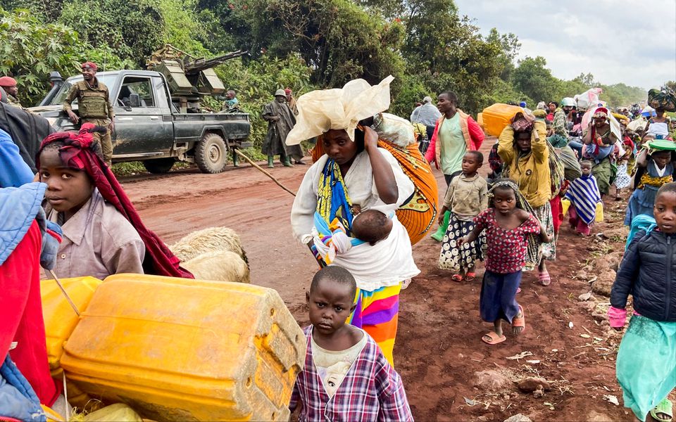 En République Démocratique du Congo la situation humanitaire va de plus en plus dégradante. Au moins 186 mille personnes, dont au moins 23 mille entre le jeudi 20 et le dimanche 23 octobre dernier, ont fui les combats qui opposent l'armée congolaise aux rebelles du M23. Les hostilités ont débuté depuis le mois de mars 2022 en territoire de Rutshuru (Nord-Kivu) dans l'Est du pays.
