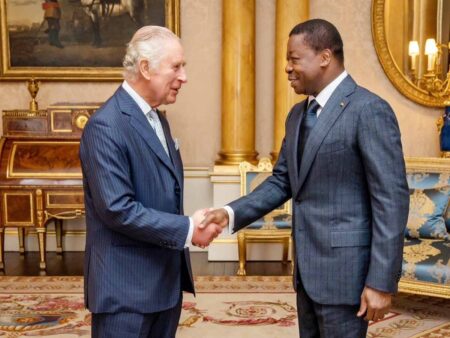 En séjour au Royaume-Uni dans le cadre de la cérémonie de lever du drapeau togolais au siège du Commonwealth, le Président Faure Gnassingbé a été reçu ce jeudi 20 octobre par le roi Charles III. L’audience s’est tenue à Buckingham Palace. Au menu des discussions entre les deux personnalités, le renforcement de la coopération entre Lomé et Londres.