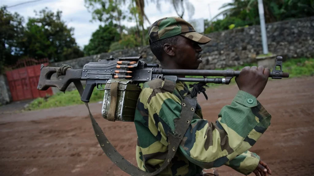 Trois civils ont été tués par un militaire congolais dans le village de Vuhesi, près de Kavasewa en chefferie des Bashu, au sud du territoire de Beni (Nord-Kivu). Le drame s’est produit dans la nuit du lundi au petit matin de ce mardi 11 octobre.