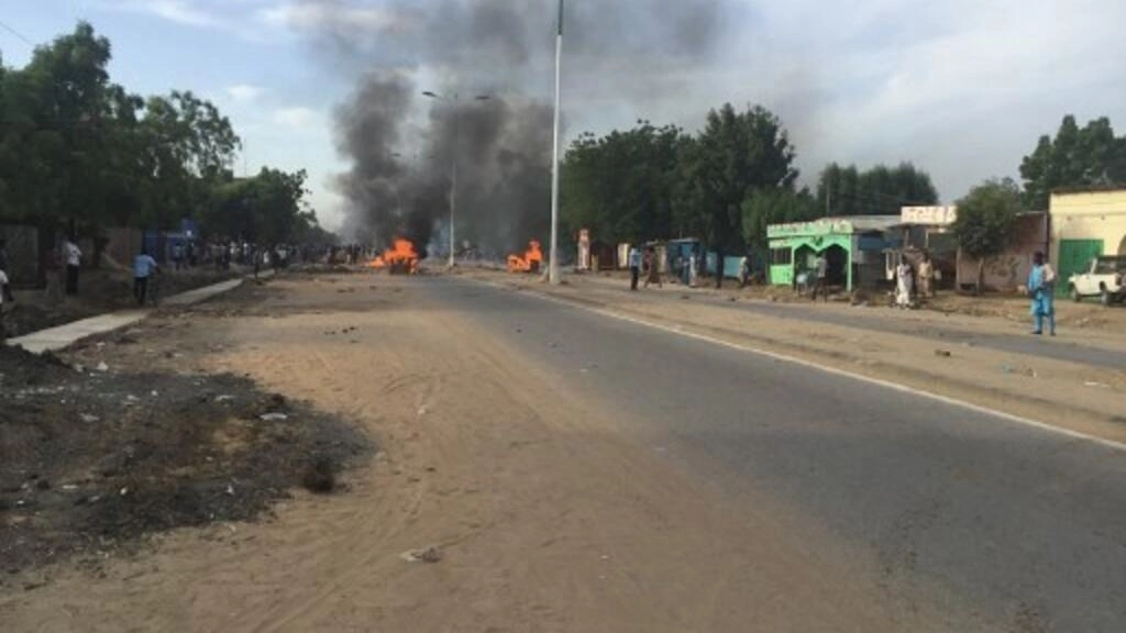Confrontations against the military power in Chad leave around 30 people dead
