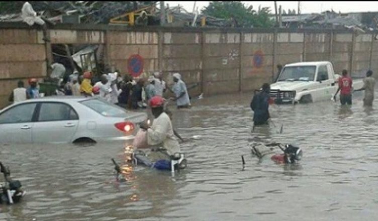 Le président de la transition au Tchad décrète l'état d'urgence face aux inondations