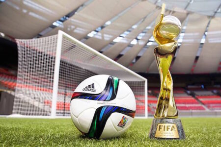 La FIFA va procéder le 22 octobre prochain, au tirage au sort de la Coupe du monde féminine 2023. La cérémonie va se dérouler du 20 juillet au 20 août prochain en Nouvelle-Zélande. Le dernier classement FIFA dévoilé ce jeudi 13 octobre 2022, permet de connaître à l’avance la composition des 4 chapeaux qui seront utilisés. L’Afrique du Sud, vainqueur de la dernière CAN féminine, le Maroc, finaliste, le Nigeria et la Zambie, demi-finalistes, seront ainsi tous placés dans le pot 4, le moins envié car synonyme de tirage difficile.