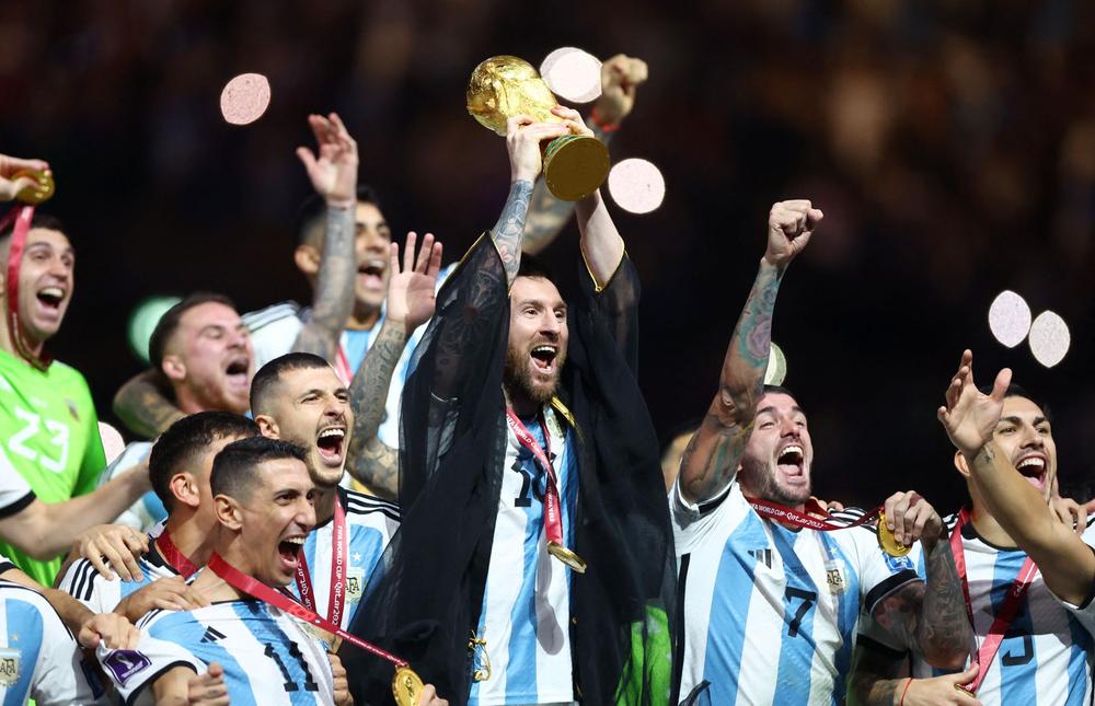 Le dimanche 18 décembre a eu lieu la dernière confrontation de la coupe du monde Qatar 2022. Une finale historique qui a opposé l’Argentine de Lionel Messi et la France de Kylian Mbappé. La rencontre a été équitable entre les deux équipes jusqu’à la séance des tirs au but où, l’Argentine est sortie victorieuse.