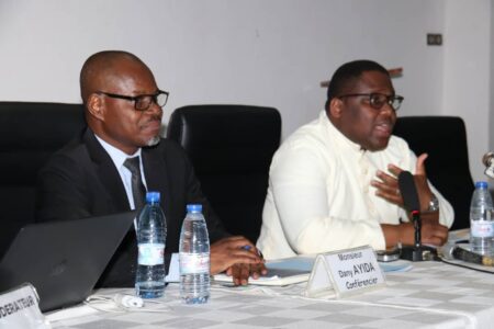 L'Institut des Artisans de Justice et de Paix (IAJP) avec le soutien de la Conférence Épiscopale du Bénin (CEB), a organisé ce jeudi 19 janvier à Cotonou, sa première conférence sociale pour le compte de l'année 2023. Les échanges ont tourné autour du thème « Prévention des crises en contexte électoral: Responsabilité des Organisations de la société civile et des acteurs politiques». Les explications sur cette  thématique qui a réuni et organisations de la société civile (OSC) et acteurs politiques, ont été  données par monsieur Dany Ayida, Directeur Résident Sénior du National Democratic (NDI), RDC et Afrique centrale, expert en gouvernance et en gestion des conflits.