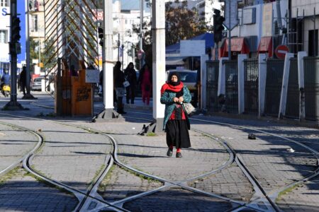 Grève à durée indéterminée dans le transport public tunisien, une femme marche au niveau de la station de tramway à Tunis