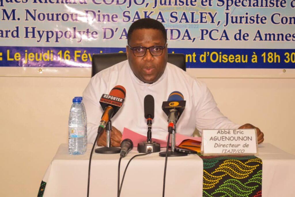 Bénin : Pour une démocratie participative, l’IAJP a initié son premier débat public trimestriel Le Chant d’Oiseau de Cotonou a abrité le jeudi 16 février 2023, un débat public organisé par l’Institut des Artisans de Justice et de Paix (IAJP). Ce premier rendez-vous trimestriel a porté sur le thème « Prévention des crises en contexte post électoral : Responsabilité des organisations de la Société civile et des politiques ». Le panel invité à décrypter cette thématique est composé de Nourou-Dine Saka Saley, juriste consultant, membre du parti politique Les Démocrates ; de Docteur Jacques Richard Codjo, juriste spécialiste du droit public et représentant du parti Union Progressiste le Renouveau (UPR) et enfin de Léonard Hyppolyte d’Almeida, président de Amnesty International.