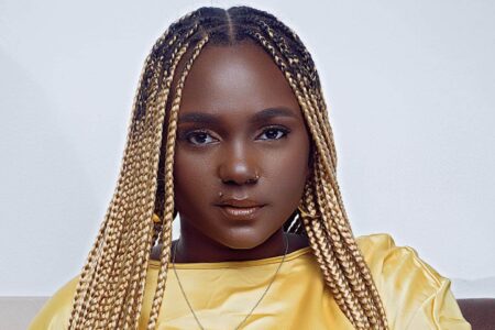 Madame Cooper souriante