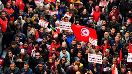 Tunisie : Des milliers de personnes manifestent contre le président Kaïs Saïed