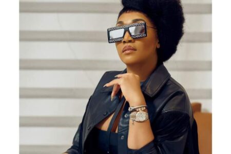 L'influenceuse et actrice ivoirienne Emma Lohoues montre les luxueux cadeaux qu'elle a reçu pour son anniversaire.