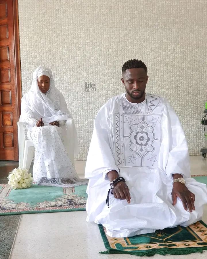L'animatrice Konnie Touré et son mari à la mosquée.