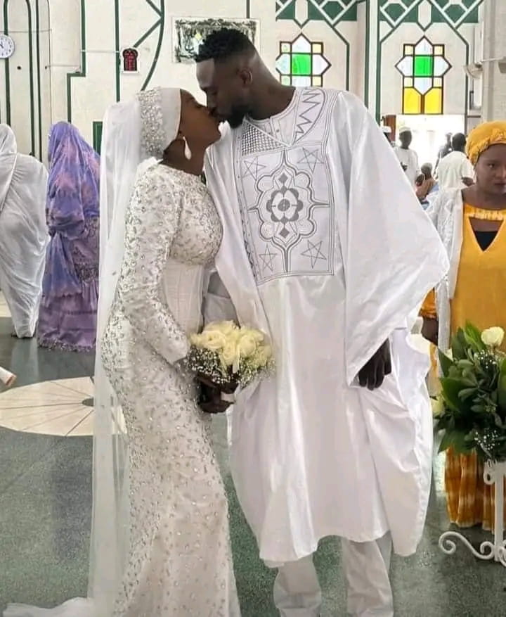 Mahama Abdoul Fatah Cho Oly et son épouse Konnie Touré s'embrassent.