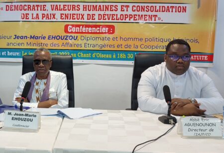 Bénin : Invité par l’IAJP, le ministre Jean-Marie Ehouzou fait des propositions pour une démocratie résiliente en Afrique Les responsables de l’Institut des Artisans de Justice et de Paix (IAJP) ont organisé le jeudi 20 avril 2023 au Chant d’Oiseau à Cotonou, une conférence sociale mensuelle sur le thème « Démocratie, valeurs humaines et consolidation de la paix, enjeux de développement ». Devant les acteurs politiques, membres de la Société Civile et responsables religieux à divers niveaux, Jean-Marie Ehouzou, diplomate et homme politique béninois, ancien ministre des Affaires étrangères et de la Coopération, a pendant plus d’une heure d’horloge, porté un regard critique sur la démocratie en Afrique de l’Ouest. Il en a aussi profité pour proposer des pistes de solution qui vont permettre de changer les donnes en la matière pour le bonheur de tous les peuples africains.