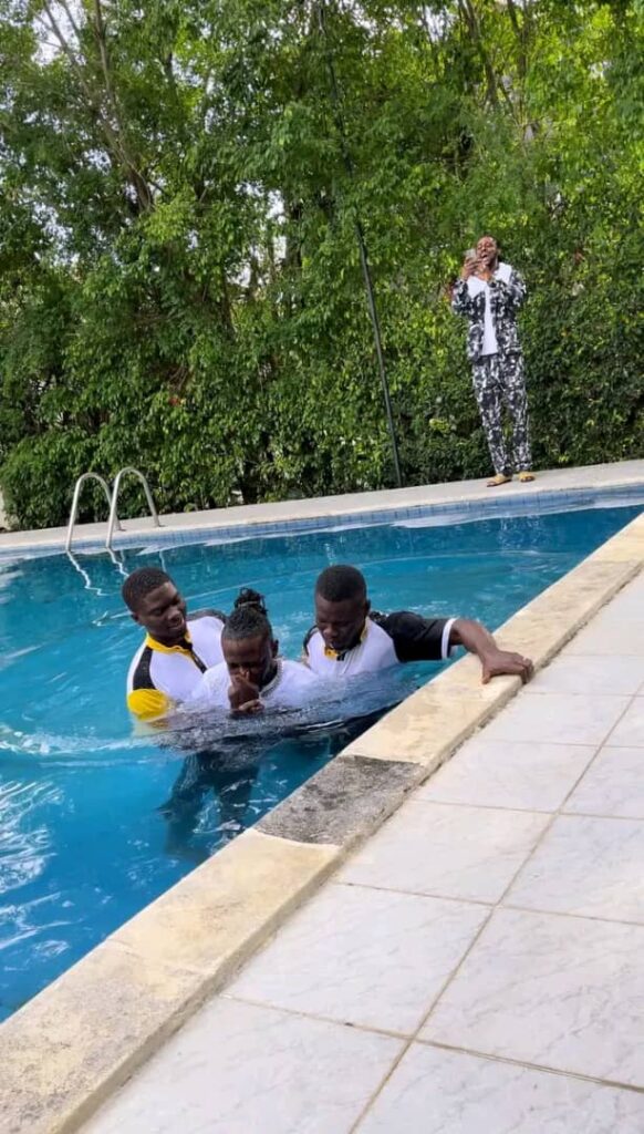 Fanicko est baptisé à la piscine 