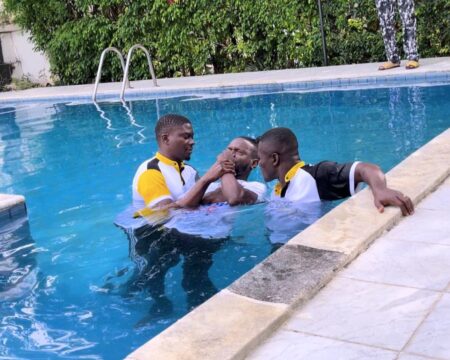 Fanicko, baptême dans une piscine