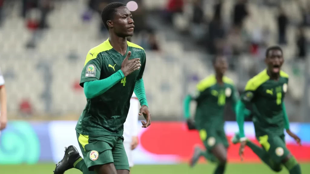 Au stade Nelson Mandela d’Alger, le Sénégal s’est imposé face au Maroc ce vendredi 19 mai 2023. Le score de la rencontre est de (2-1), ce qui a permis aux Lions de la Teranga  de soulever pour la toute première fois le trophée de la Coupe d’Afrique des Nations des moins de 17 ans.