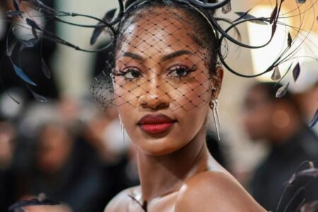 Tems et Burna Boy font leur début sur le tapis du Met Gala en 2023.