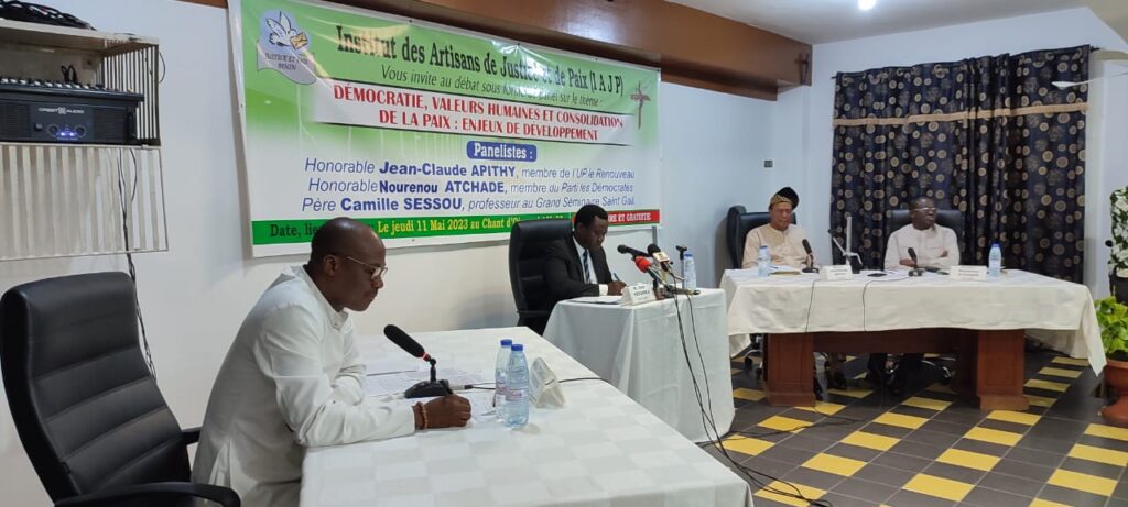 Bénin : l’IAJP résolument engagé pour la promotion de la démocratie Réunis le jeudi 11 mai 2023 au Chant d’Oiseau de Cotonou, les responsables de l’Institut des Artisans de Justice et de Paix (IAJP) ont organisé leur 5è conférence mensuelle pour le compte de l’année en cours. Une rencontre qui a en effet consacré le deuxième débat sous forme de panel sur le thème « Démocratie ; valeurs humaines et consolidations de la paix : Enjeux de développement ». Trois personnalités, dont deux du monde politique et l’autre de la sphère religieuse ont été conviées pour animer les débats. Il s’agit des députés Jean-Claude Apithy, membre de l’Union Progressiste le Renouveau (UPR) ; Nourénou Atchadé du parti d’opposition Les Démocrates et Père Camille Sessou, professeur de Théologie au Grand Séminaire Saint-Gall de Ouidah.