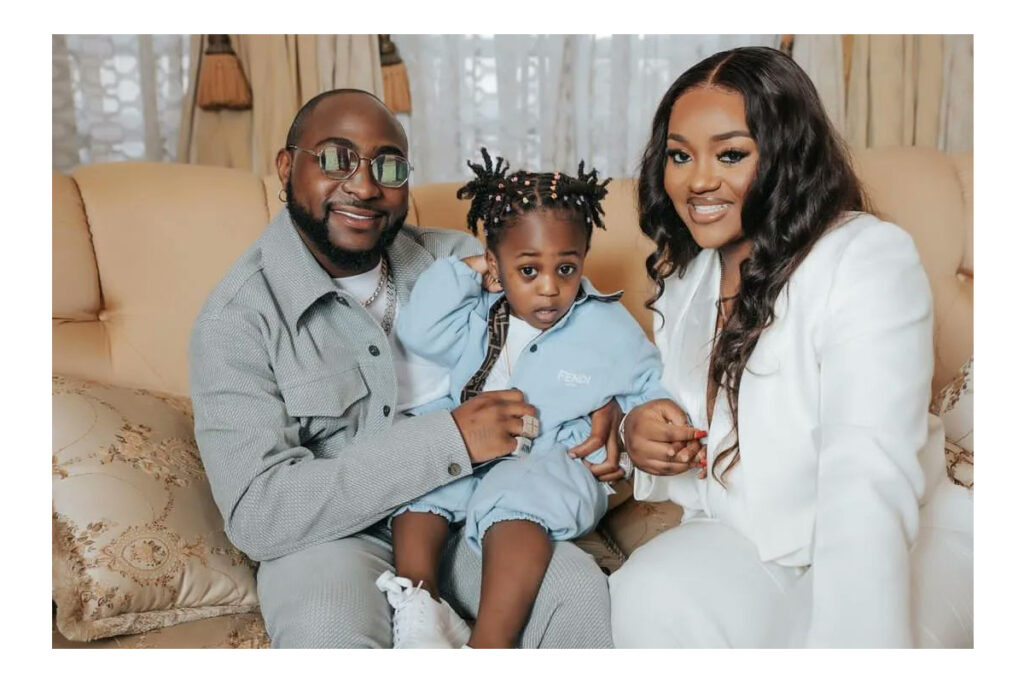 Davido évoque les difficultés rencontrées par sa famille à cause de sa célébrité Davido, son épouse Chioma et leur défunt fils Ifeanyi