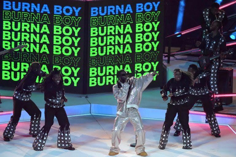 Burna Boy, scène cérémonie d'ouverture UEFA Ligue des Champions 2023