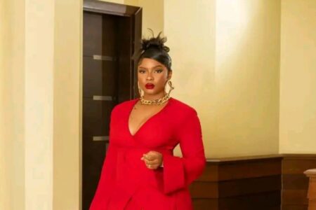 Yemi Alade réprimande une internaute qui a critiqué sa tenue