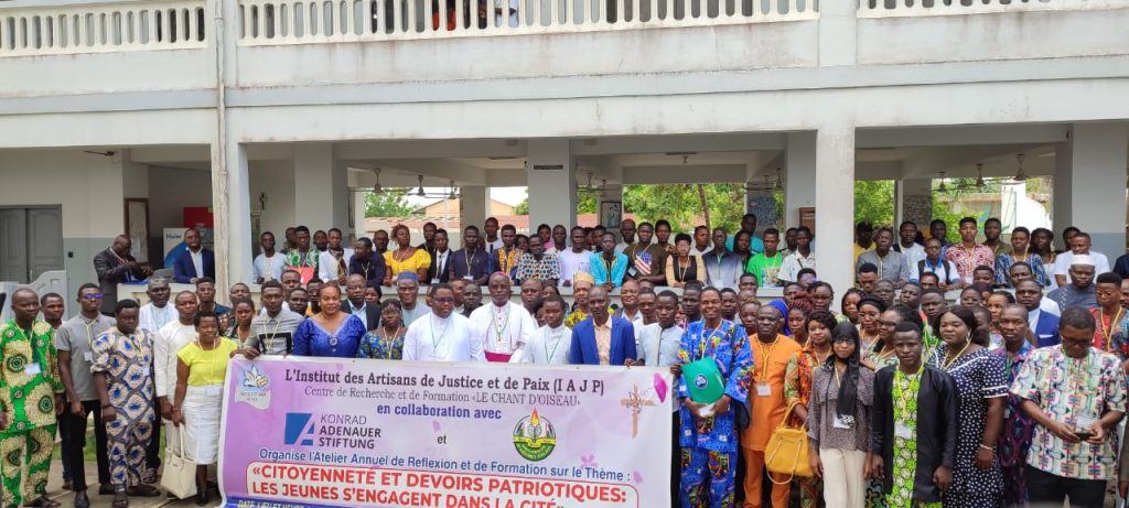 Bénin : Une cohorte de jeunes désormais outillée sur la citoyenneté et le patriotisme grâce à l’IAJP et ses partenaires Les responsables de l’Institut des Artisans de Justice et de Paix (IAJP) ont organisé le mercredi 04 octobre 2023, un atelier annuel de réflexion et de formation au profit de la couche juvénile. L’objectif de cette initiative appuyée par la Konrad Adenauer Stiftung et l’Université d’Abomey-Calavi, deux partenaires clés de l’IAJP, est d’impulser la participation des jeunes à la vie citoyenne. Plusieurs autorités dont Monseigneur Aristide Gonsallo, évêque de Porto-Novo et Vice-Président de la Conférence Episcopale du Bénin(CEB), ont honoré de leur présence la rencontre.