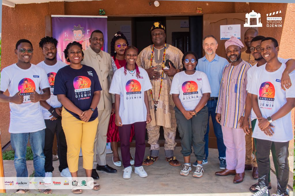 Démarrée le 9 octobre 2023 à Savalou dans le département des Collines, L'Édition spéciale du Trimestre Animé 2023: Résidence Studio Djénin a pris fin après trois mois de travaux. Au-delà de la formation qui s'est déroulée tant à distance qu'en présentiel sous les regards bienveillants des deux référents chargés de la mise en œuvre et du suivi du projet, les six bénéficiaires de ce programme d'immersion dans le monde de l'image animée, ont également partagé leurs connaissances avec les apprenants de plusieurs écoles de la localité à travers des ateliers.