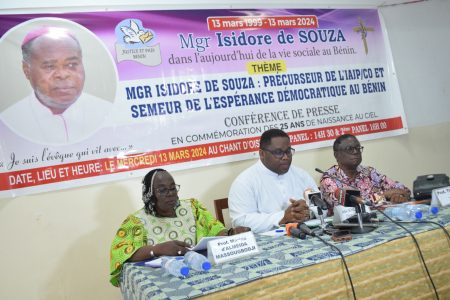 À l'occasion du 25e anniversaire de décès de Monseigneur Isidore de Souza, ancien archevêque de Cotonou, les responsables de l'Institut des Artisans de Justice et de Paix (IAJP) ont organisé le mercredi 13 mars 2024 une conférence de presse. Portée sur le thème « Mgr Isidore de Souza: Précurseur de l'IAJP/Co et semeur de l'espérance démocratique au Bénin », cette rencontre a réuni les hommes des médias, les membres de la Société Civile et une kyrielle de personnalités. L'objectif est de rendre de vibrants hommages à cet illustre prélat qui a tant donné à la nation béninoise.