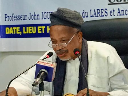 Réunies au Chant d’Oiseau à Cotonou, plus d’une centaine de personnes ont pris part à une conférence sociale organisée par l’Institut des Artisans de Justice et de Paix (IAJP). Les assises ont eu lieu le jeudi 18 avril 2024 autour du thème « L’économie mondiale et les défis de la coopération internationale dans les pays africains ». L’orateur principal qui a tenu en haleine le public tout au long de la rencontre a nom le professeur John Igué, ancien ministre de l’Industrie et des petites et moyennes entreprises, Directeur scientifique du Laboratoire d’Analyse Régionale et d’Expertise Sociale (LARES).